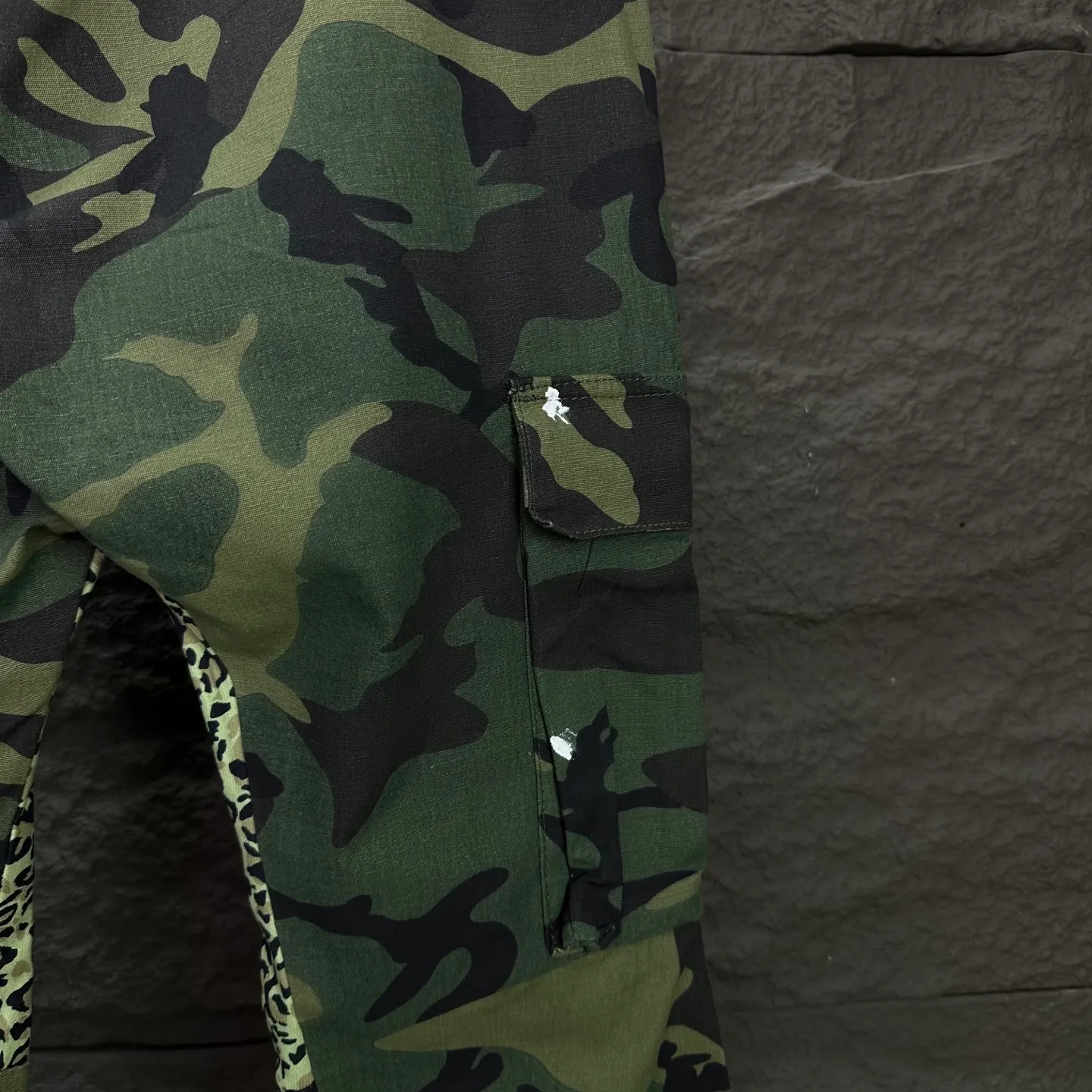 P250 GALLERY DEPT. 2025 new camouflage patchwork hand-painted multi-pocket couple style loose bootcut jeans 🔥High version🔥High version🔥Top ceiling quality Styles with different washed textures, very friendly to people with thin legs and thick legs, the bootcut version is very flattering to the leg shape Moderate length that never goes out of style, easy to match with casually, basic styling for various styles, a must-have in the wardrobe! The fabric is stiff but also makes the upper body soft without losing texture. The washing process is even more perfect. It is a must-have item for everyone! ! ! Washed wheat, hang tag, pants label, complete with three labels Color: camouflage green Size: 28, 30, 32, 34, 36 (five sizes)